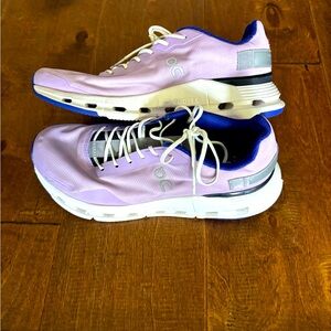 Size 8 on clouds. Excellent condition! Rarely worn.